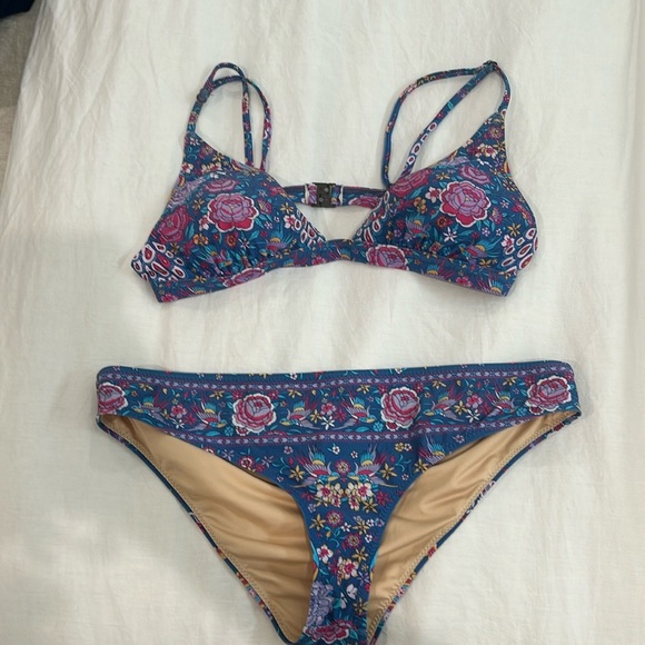 Bikini - Picture 1 of 5